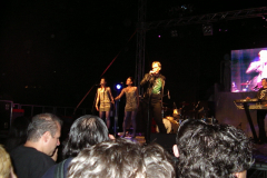 10-Piacenza-2009-Juli27-TheTwins-OnStage-BeginnDesAuftritts