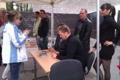 Autograph-signing-with-The-Twins
