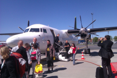 Matze-and-Ronny-leaving-the-plane-in-Tallinn