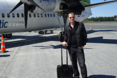 04.-Ronny-at-Riga-Airport-entering-the-plane-to-Tallinn