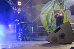 The-Twins-on-stage-14